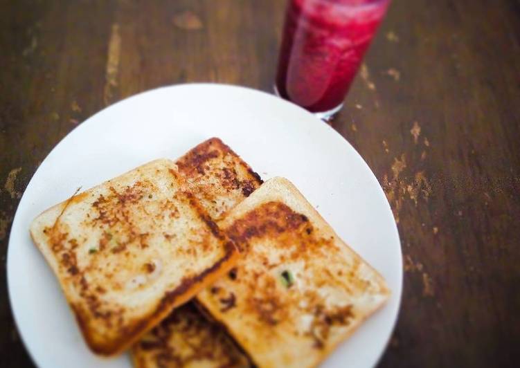 French toast and Mae's pretty looking smoothie 🖤