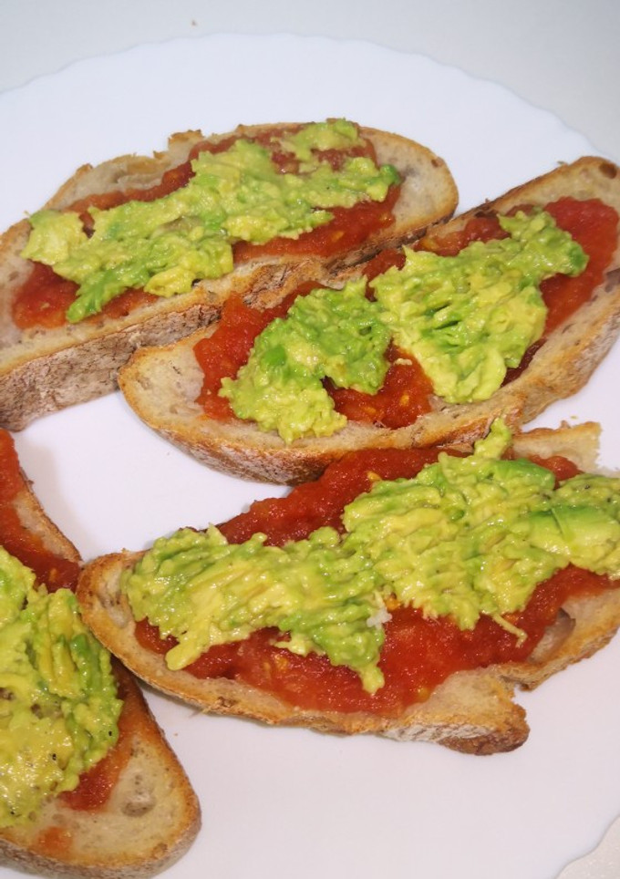 Una foto de Tosta de aguacate 🥑🍅