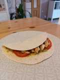 Tortilla rellena de pollo, guacamole y tomate