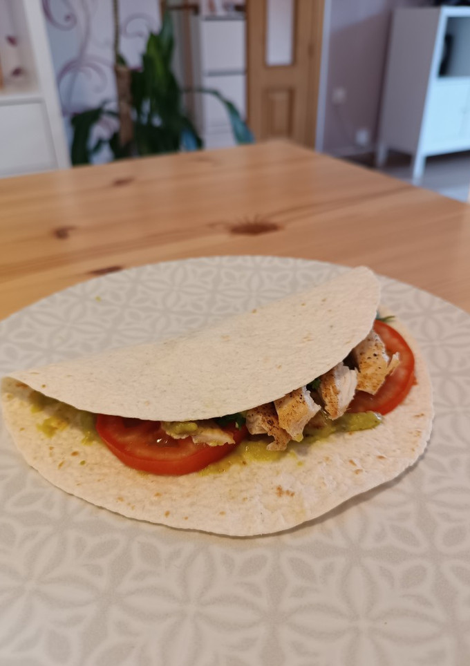 Una foto de Tortilla rellena de pollo, guacamole y tomate
