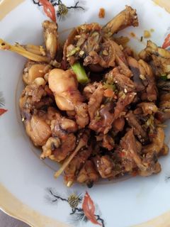 Hình của món Cơm nhà: ếch kho sả ớt.