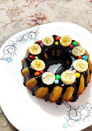 عکسی از دستور کیک موزی با سس شکلات