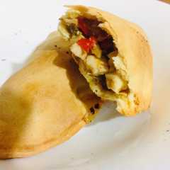 Una foto de Empanadas tradicionales uruguayas🇺🇾🇯🇵ウルグアイ牛肉のエンパナーダ