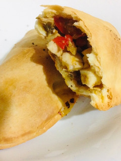 Una foto de Empanadas tradicionales uruguayas🇺🇾🇯🇵ウルグアイ牛肉のエンパナーダ