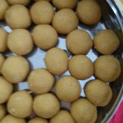 A picture of Besan ladoo.