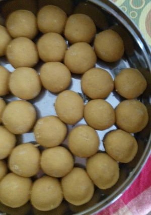 A picture of Besan ladoo.