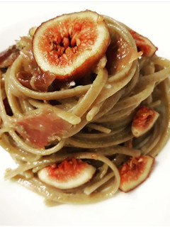 Foto di Spaghetti di farro con speck e fichi