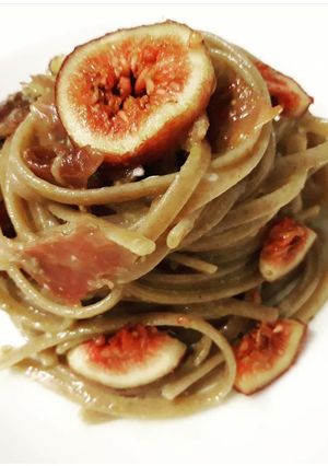 Foto di Spaghetti di farro con speck e fichi