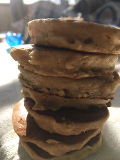 Una foto de Tortitas de avena y pera aptas para bebés BLW(+6m)