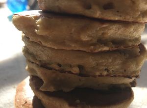 Una foto de Tortitas de avena y pera aptas para bebés BLW(+6m)