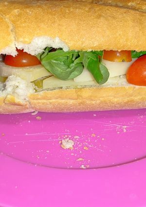 Una foto de Bocadillo de queso curado con canónigos y tomates cherry 😋