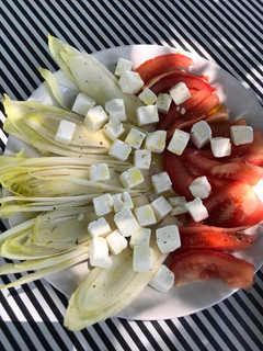 Una foto de Ensalada de endivias, feta y tomate
