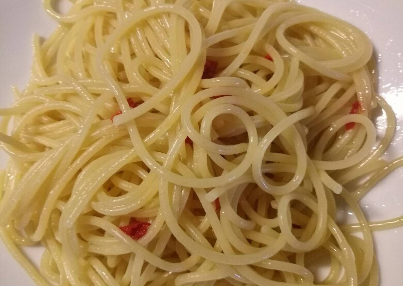 Aglio olio and for those who like it hot, peperoncino