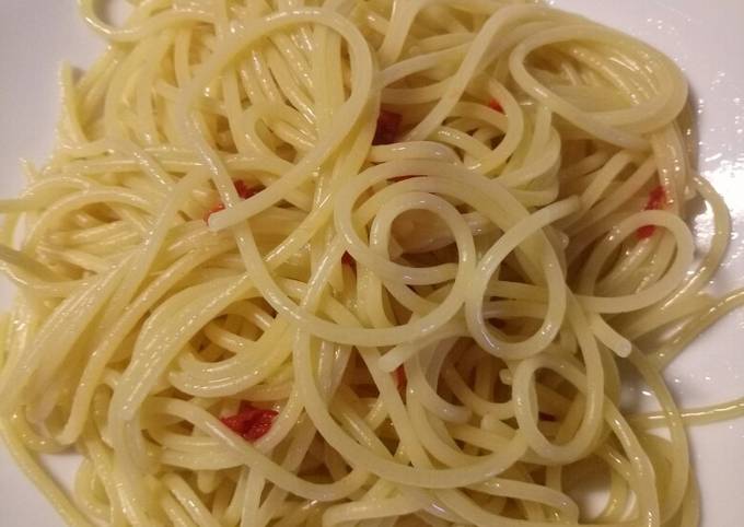 Aglio olio and for those who like it hot, peperoncino