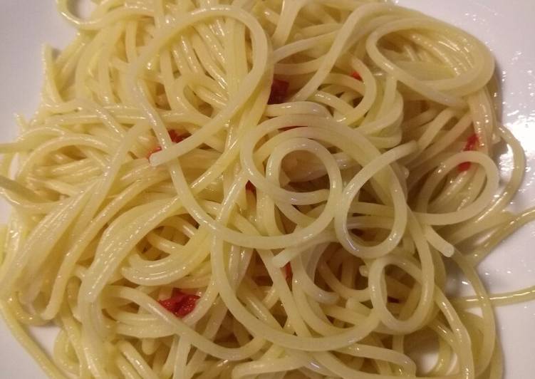 Aglio olio and for those who like it hot, peperoncino