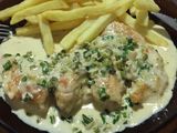 Pollo con crema, verdeo y fritas