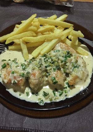 Una foto de Pollo con crema, verdeo y fritas