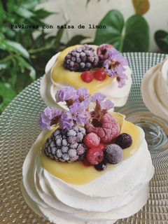 Una foto de Mini pavlovas con salsa de limón
