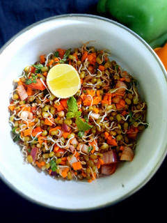 முளைகட்டிய பயறு சாலட் (sprouts salad recipe in tamil) செய்முறை முக்கிய புகைப்படம்