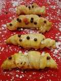 Rulos de hojaldre rellenos de chocolate y bañados con mermelada