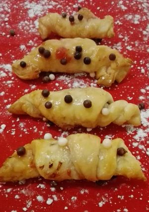 Una foto de Rulos de hojaldre rellenos de chocolate y bañados con mermelada