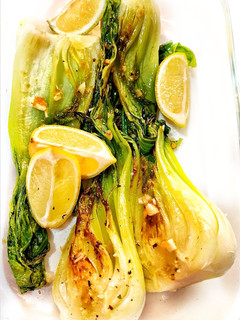 Una foto de Pak Choi salteado con ajo y limón