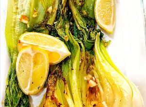 Una foto de Pak Choi salteado con ajo y limón
