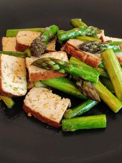 Une photo de Poêlée d'asperges et de tofu fumé amande et sésame (vegan)