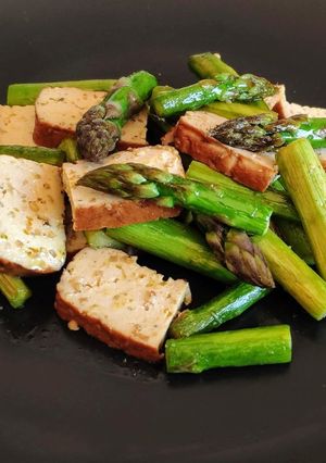 Une photo de Poêlée d'asperges et de tofu fumé amande et sésame (vegan)