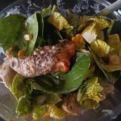 A picture of Chicken breast salad with baby spinach sweetcorn and avocado.