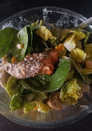 A picture of Chicken breast salad with baby spinach sweetcorn and avocado.