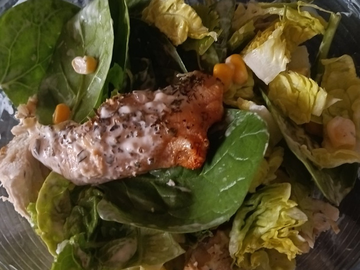 Creamy Chicken Salad with Spinach and Lettuce