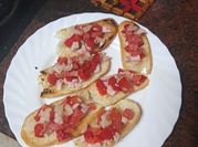 Una foto de canapes pimiento