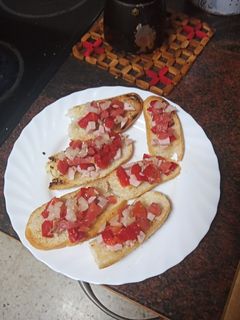 Una foto de Canapés de jamón, pimiento morrón, tomate y cebolla express