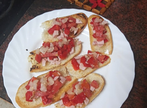 Foto principal de Canapés de jamón, pimiento morrón, tomate y cebolla express