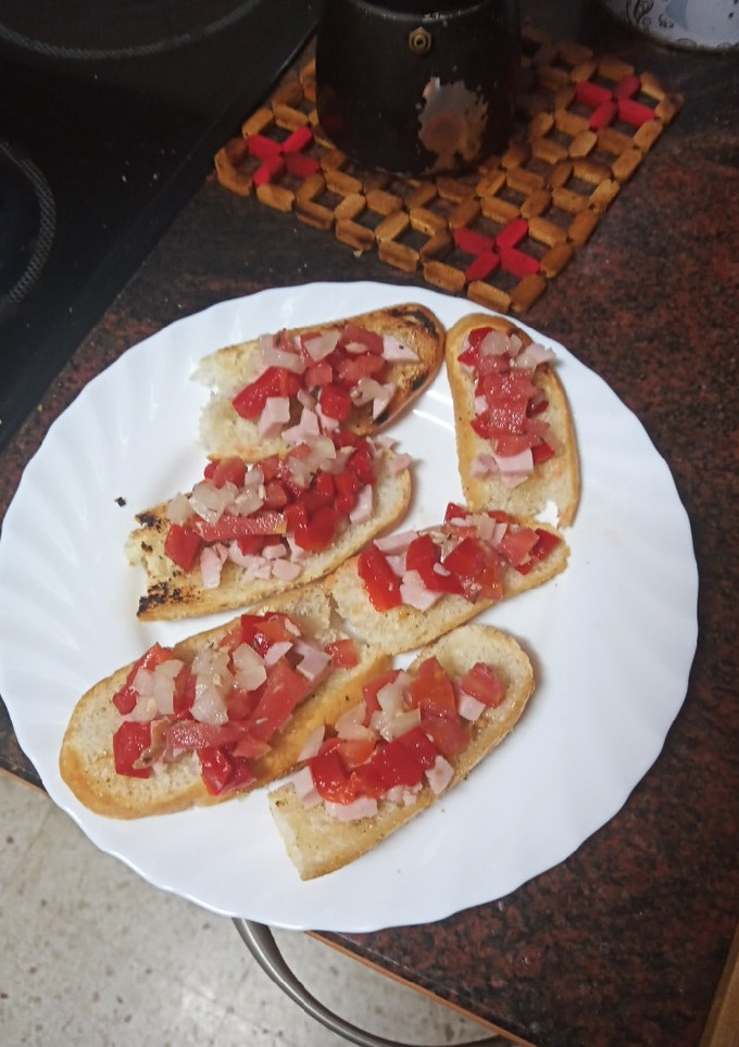 Una foto de Canapés de jamón, pimiento morrón, tomate y cebolla express