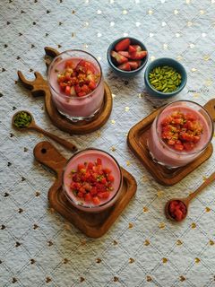 عکسی از دستور دسر پودینگ ژله ای توت فرنگی 🍓
