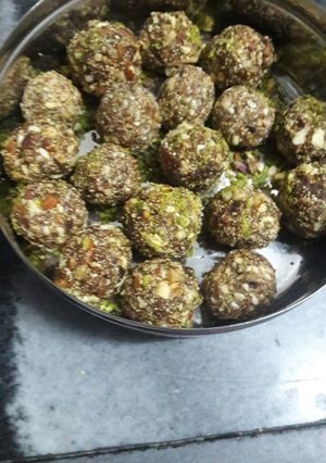 A picture of Dry fruit ladu.