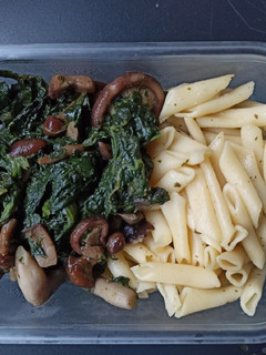 Una foto de Macarrones con espinacas y setas variadas