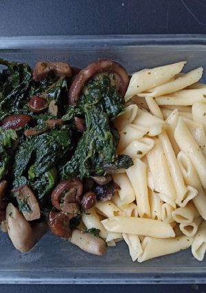 Foto principal de Macarrones con espinacas y setas variadas