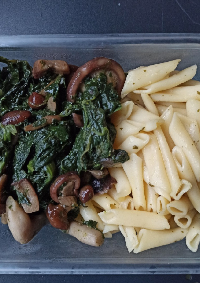 Una foto de Macarrones con espinacas y setas variadas