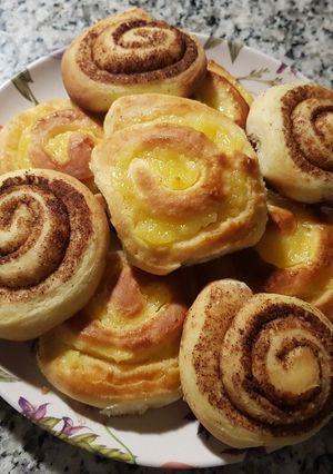 Una foto de Rolls de canela o crema pastelera