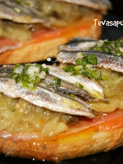Una foto de Tostas de salmorejo