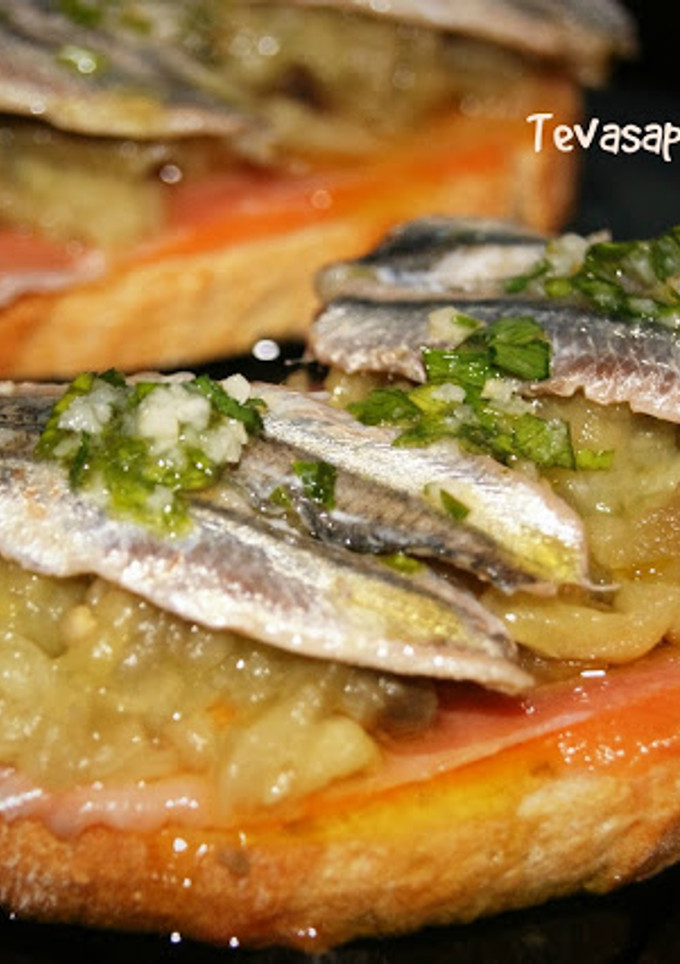 Una foto de Tostas de salmorejo