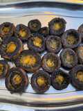 Champignons bruns marinés grillés au citron, persil et curcuma