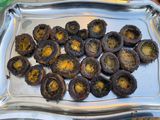 Champignons bruns marinés grillés au citron, persil et curcuma