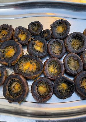 Une photo de Champignons bruns marinés grillés au citron, persil et curcuma