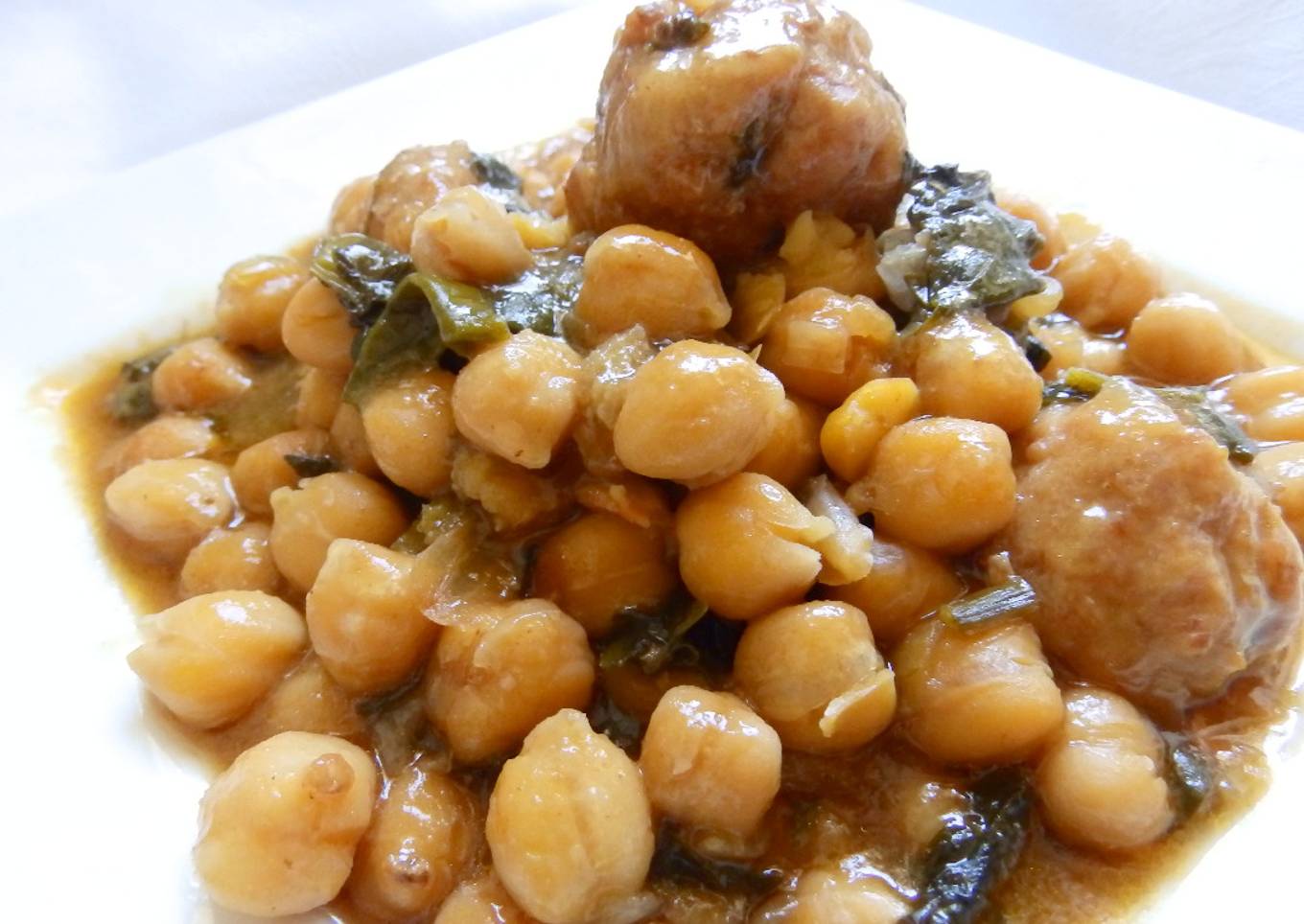 Garbanzos y espinacas con albondigas de carne