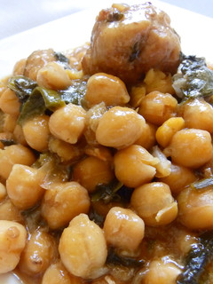 Una foto de Garbanzos y espinacas con albondigas de carne