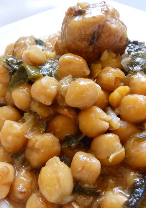 Una foto de Garbanzos y espinacas con albondigas de carne